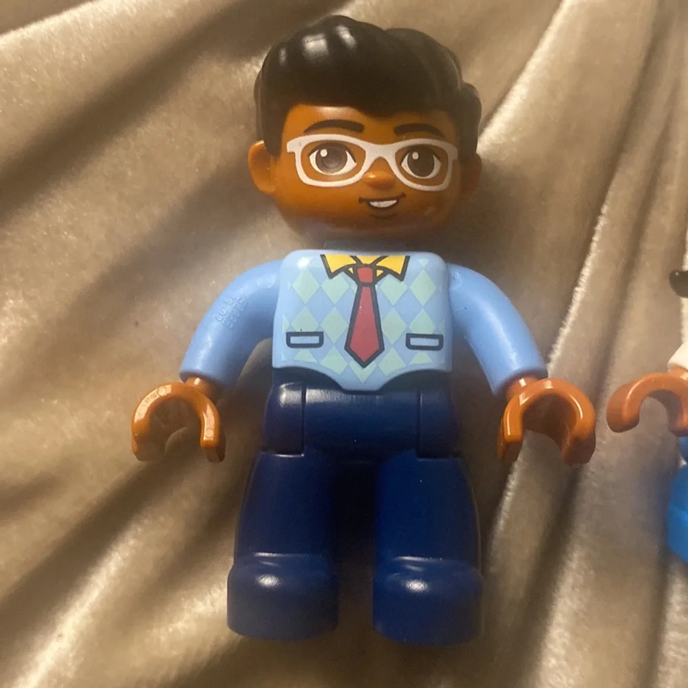 🎀 LEGO DUPLO My Town Family House Dad With Glasses & Little Bunny Girl - Picture 3 of 3